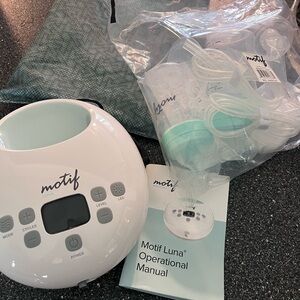 Motif Luna Breast Pump with Mint Accents